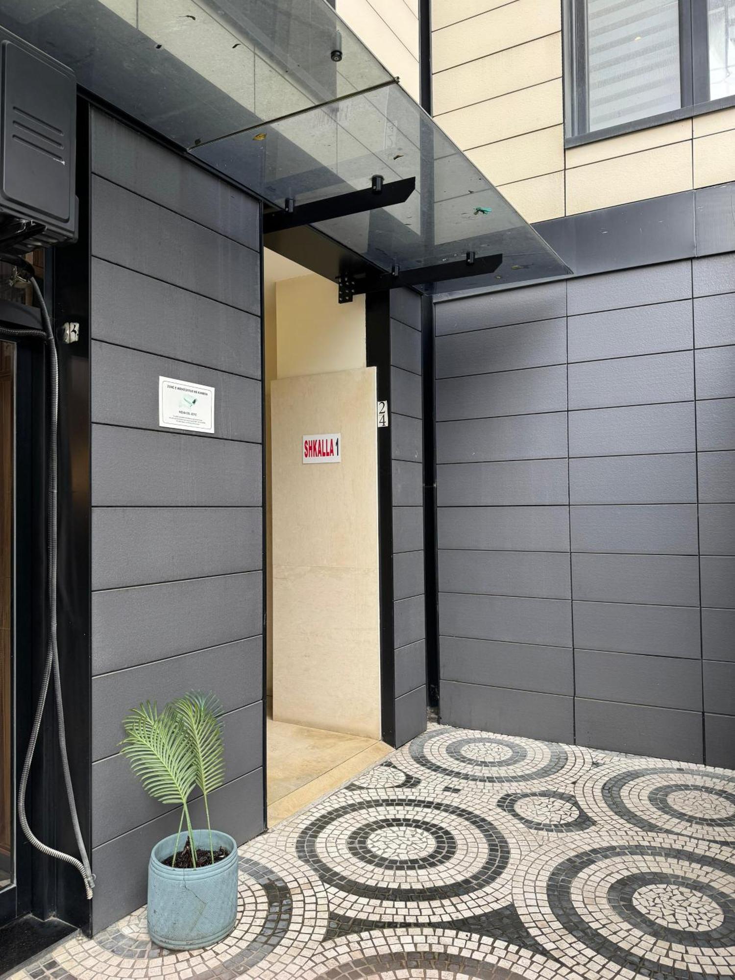Denny's Center Apartment